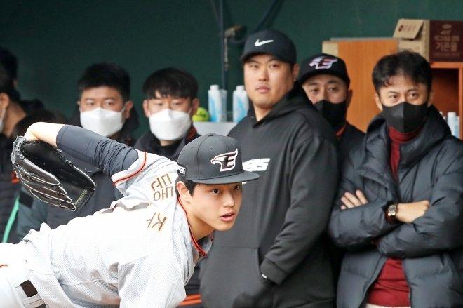 Ryu Hyun-jin looking at Moon Dong-joo.jpg