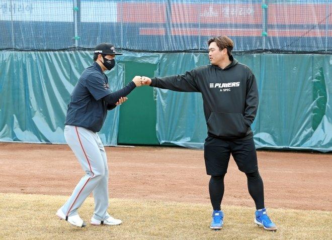 Ryu Hyun-jin looking at Moon Dong-joo.jpg