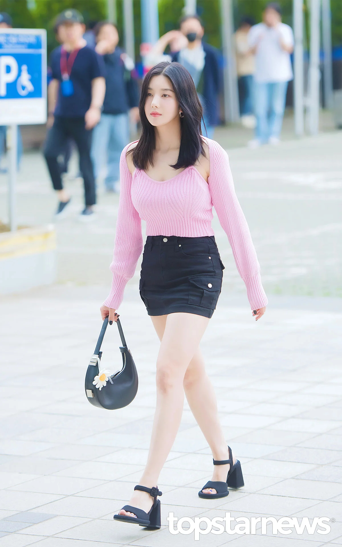 Kwon Eunbi, a special DJ with a wide chest, on her way to work