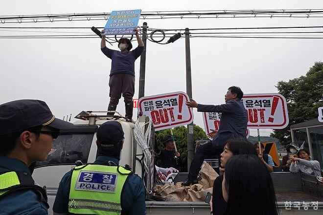 Farmers' protest 600m away from Yoon Suk Yeol's rice planting event