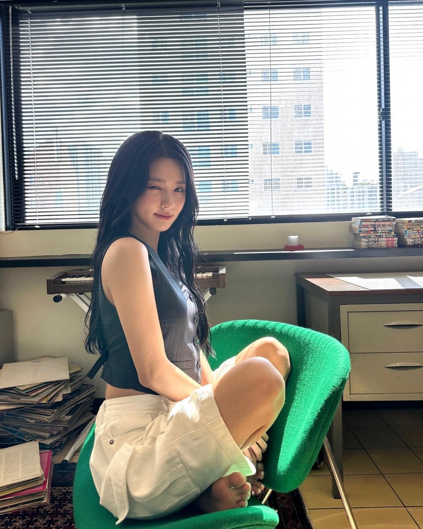 (G)I-DLE MIYEON Instagram_toes