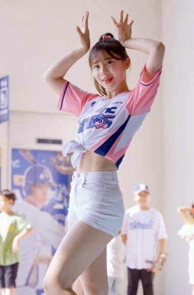 Tied up uniform, white shorts, Kim Nayeon