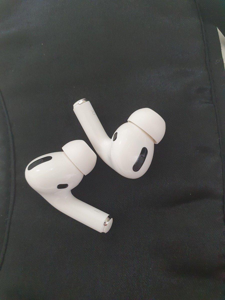 It's really clean when I put my AirPods in the washing my AirPods King's acceptance"