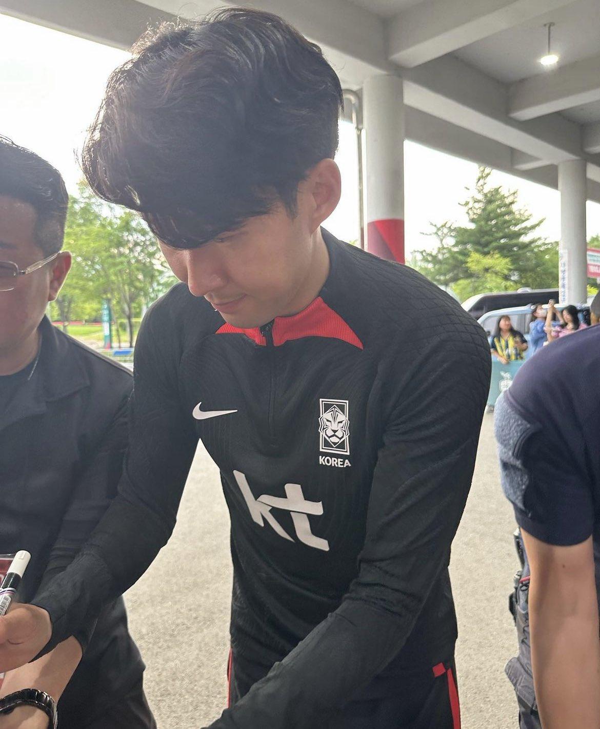 Cho Kyu-sung said something to Jammin who was trying to get Son Heung-min's autograph