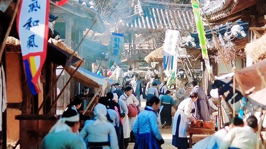 Hanok Village in Gangwon-do that reproduces Hanyang during the Joseon Dynasty