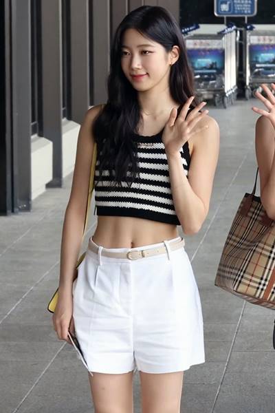 Cropped sleeveless airport fashion smooth abs LeSera pim Kazuha