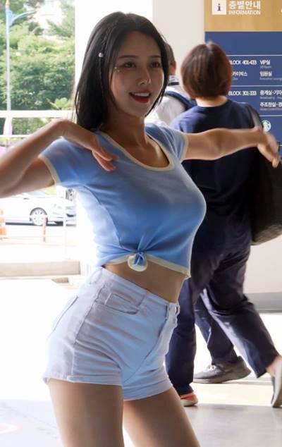 T-shirt with a tight chest line, Lee Ah-young, cheerleader