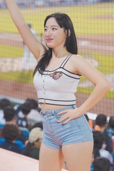Cropped sleeveless chest movement Ha Ji-won cheerleader