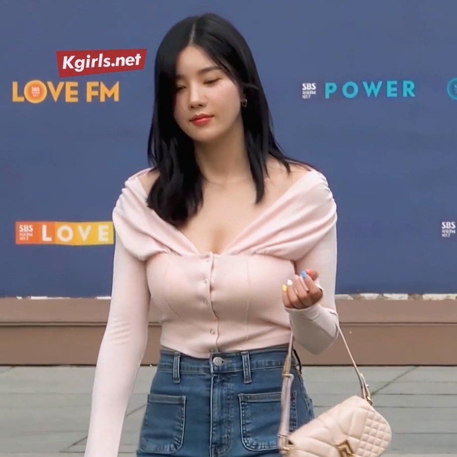 Kwon Eunbi's clothes on her way to work on radio