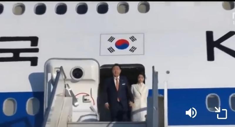 Holding hands with Mr. and Mrs. Yoon as if they were Biden who went to NATO alone