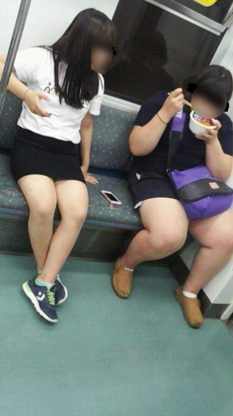 Cup ramen girl on Busan Line 1 in Gyeongsang-do.jpg