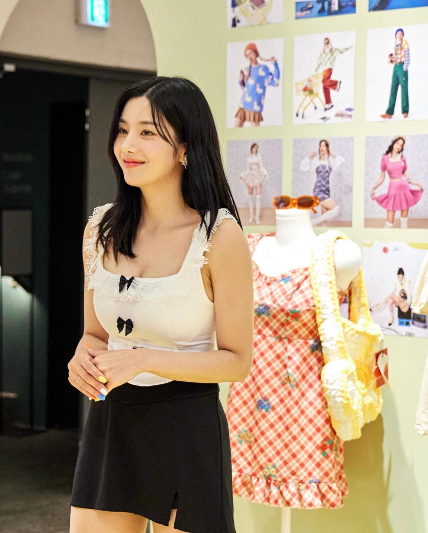 At Kwon Eunbi's pop-up store, Chuu Kwon Eunbi
