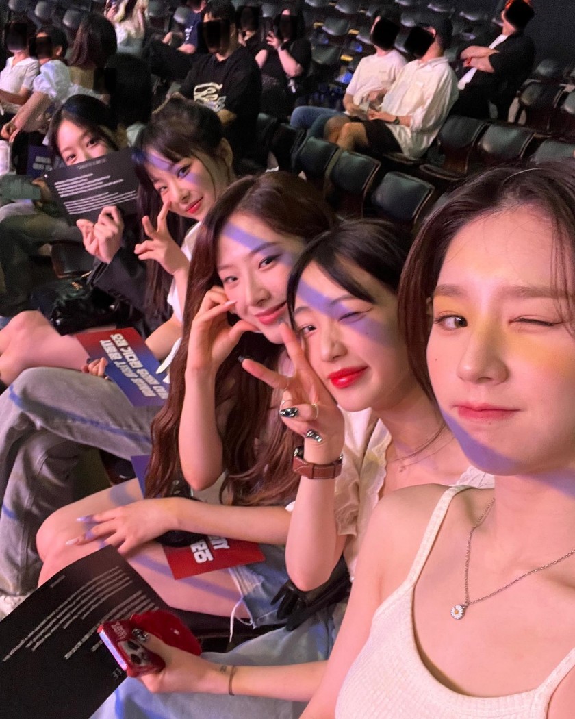 LOONA gathered at LOONA's Odd Eye Circle comeback show