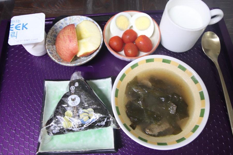 Triangular kimbap and seaweed soup