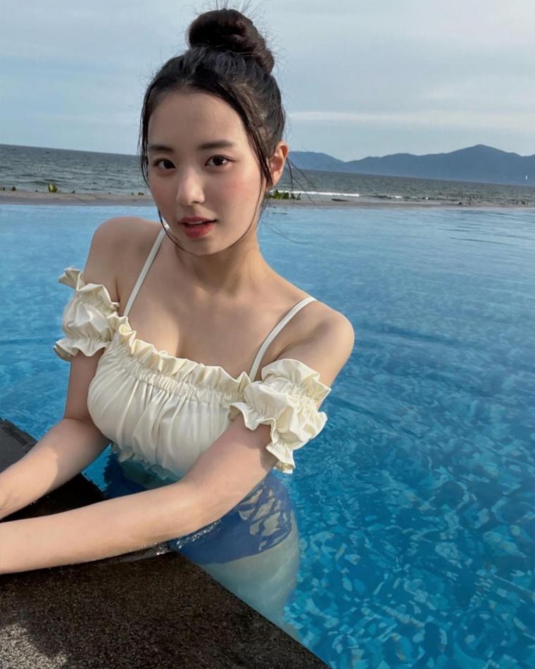 Choi Yeon-soo's heavy white frill swimsuit