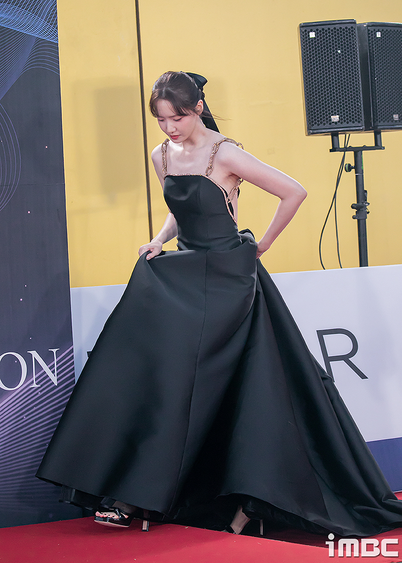 Yoona's black dress. Cool sides and armpits