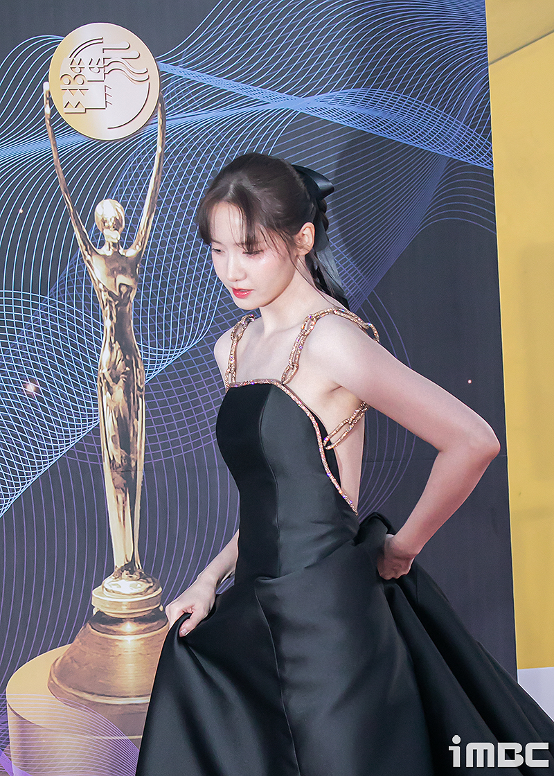 Yoona's black dress. Cool sides and armpits