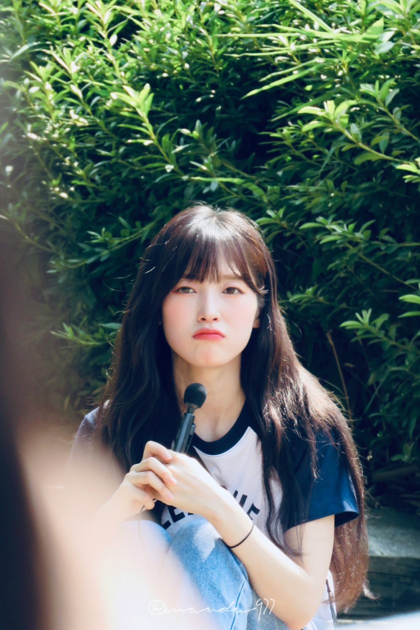 Innocent jeans T-shirt, OH MY GIRL ARIN