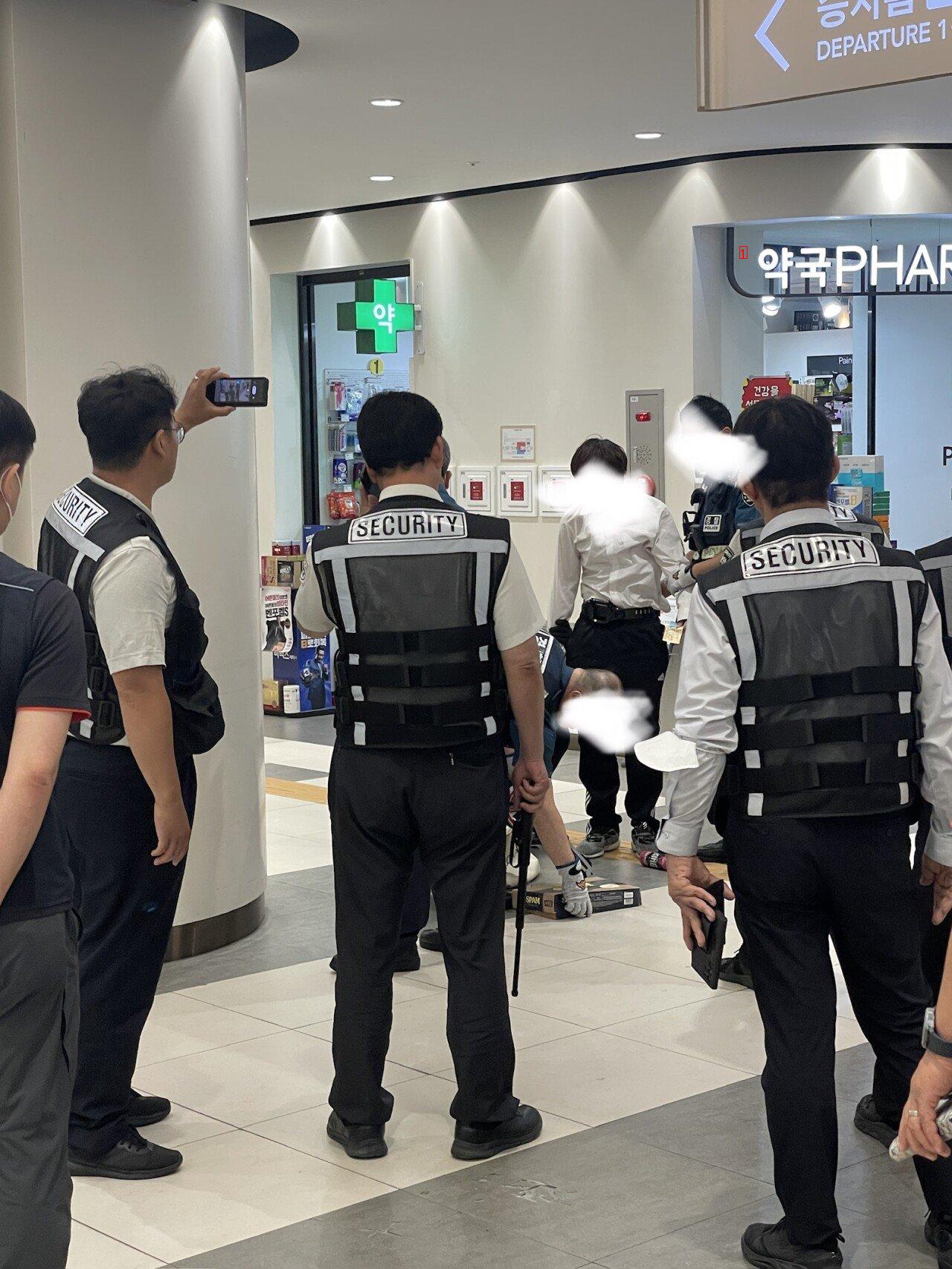 Photo of the arrest of a weapon holder near Seoul Express Terminal Station