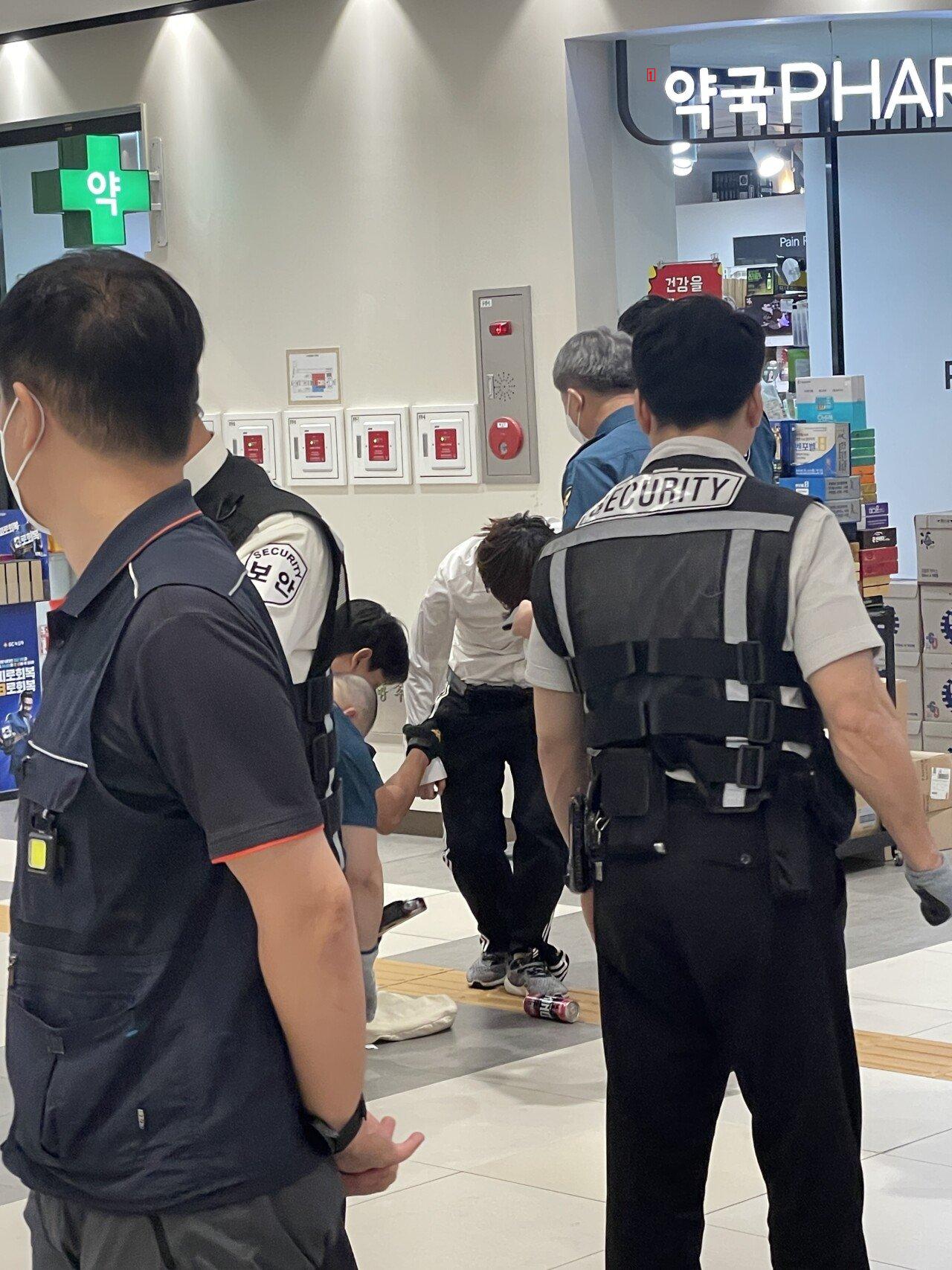 Photo of the arrest of a weapon holder near Seoul Express Terminal Station