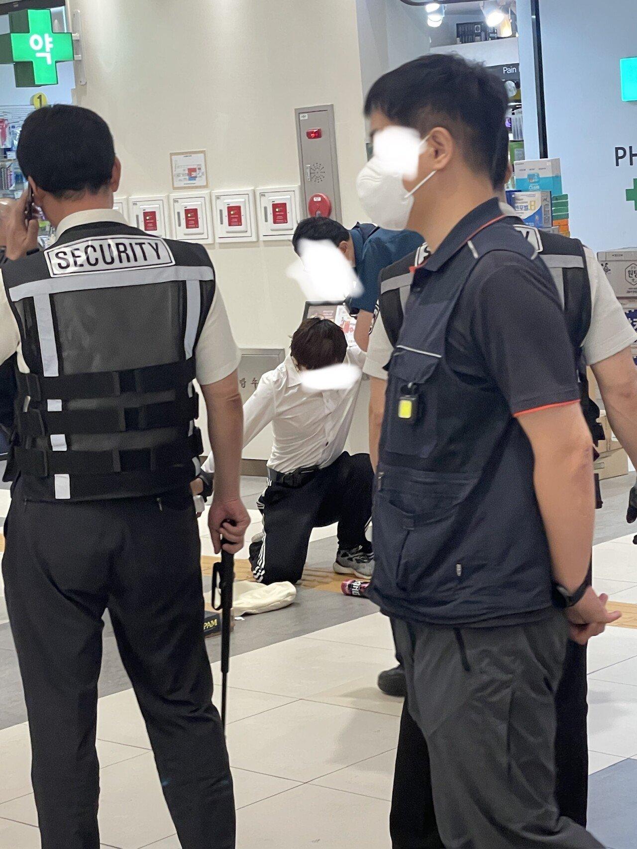 Photo of the arrest of a weapon holder near Seoul Express Terminal Station