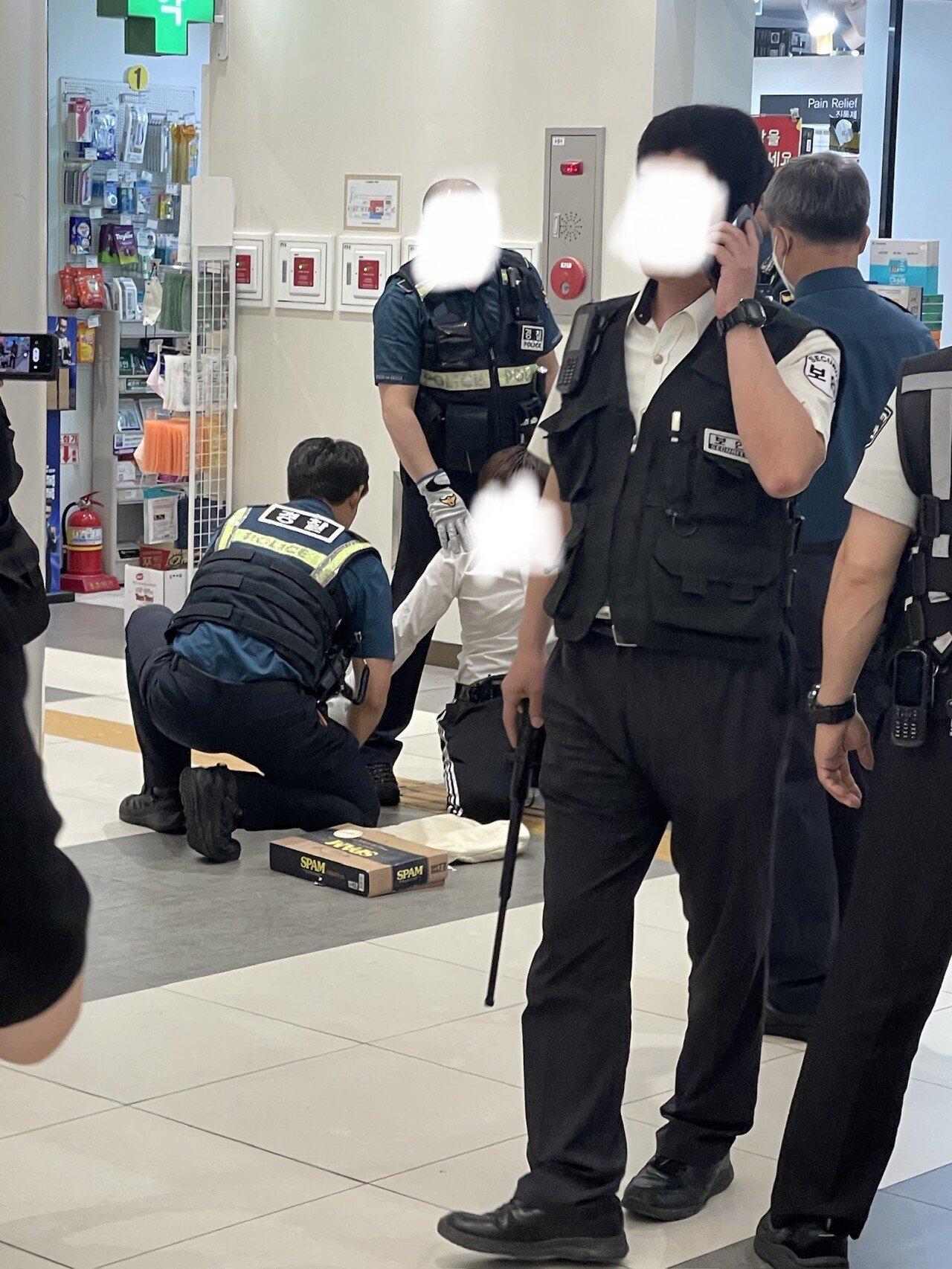 Photo of the arrest of a weapon holder near Seoul Express Terminal Station