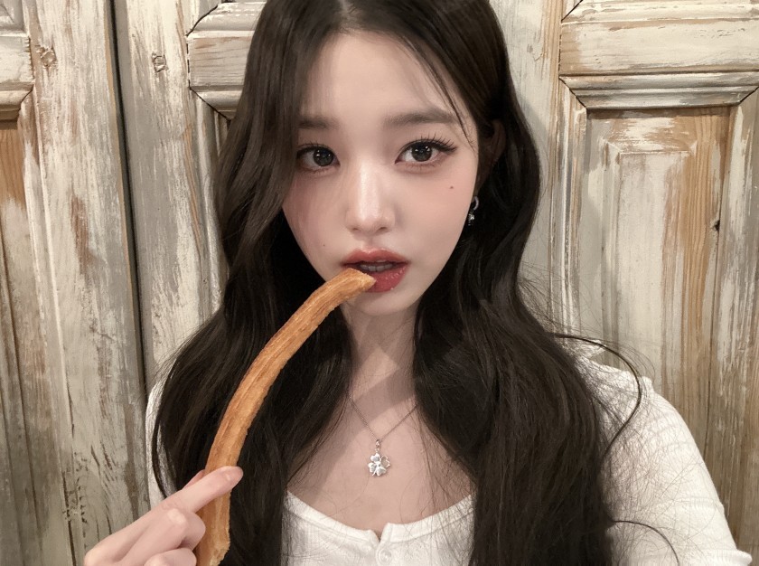 Long and thick churros. Jang Wonyoung