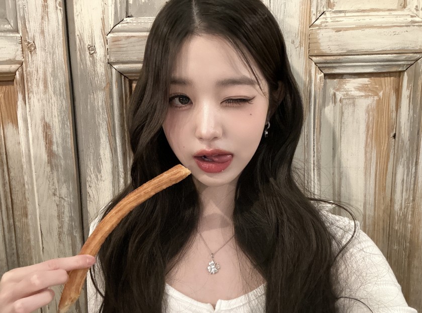 Long and thick churros. Jang Wonyoung