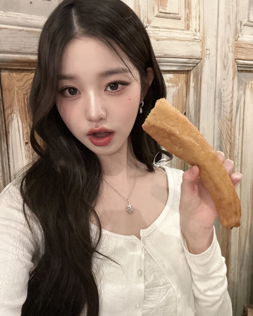 Long and thick churros. Jang Wonyoung