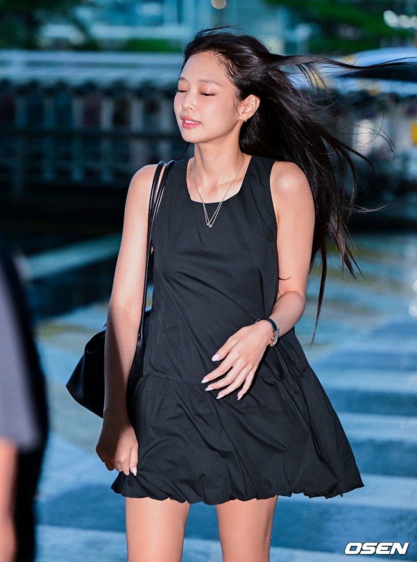 BLACKPINK JENNIE is leaving for the airport yesterday