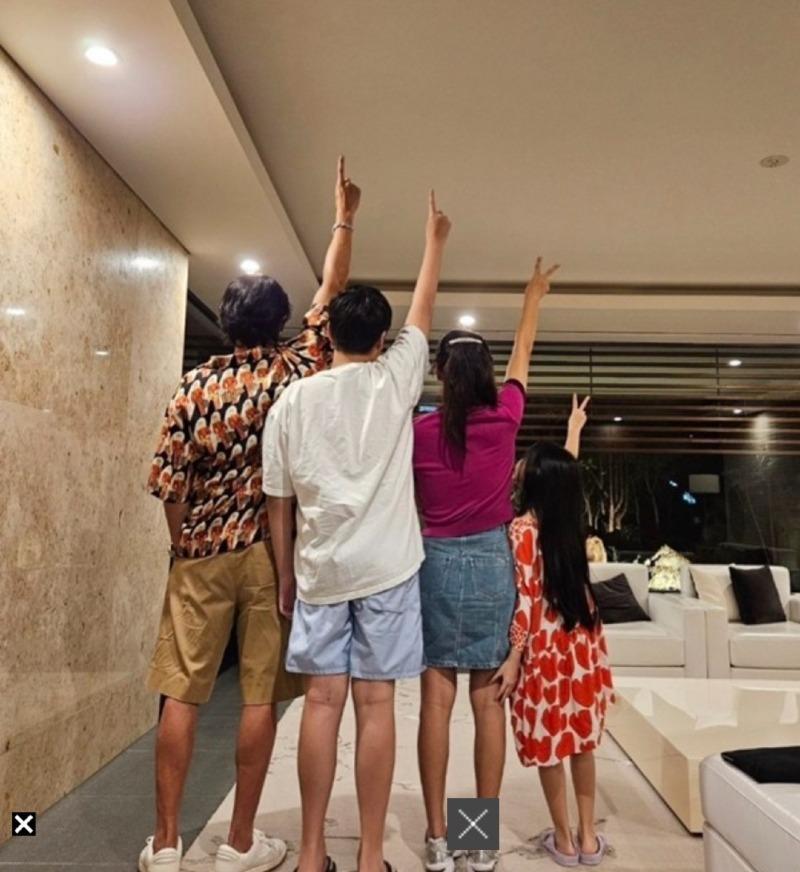 A picture of Ko So-young's family trip on Liberation Day compared to anyone else