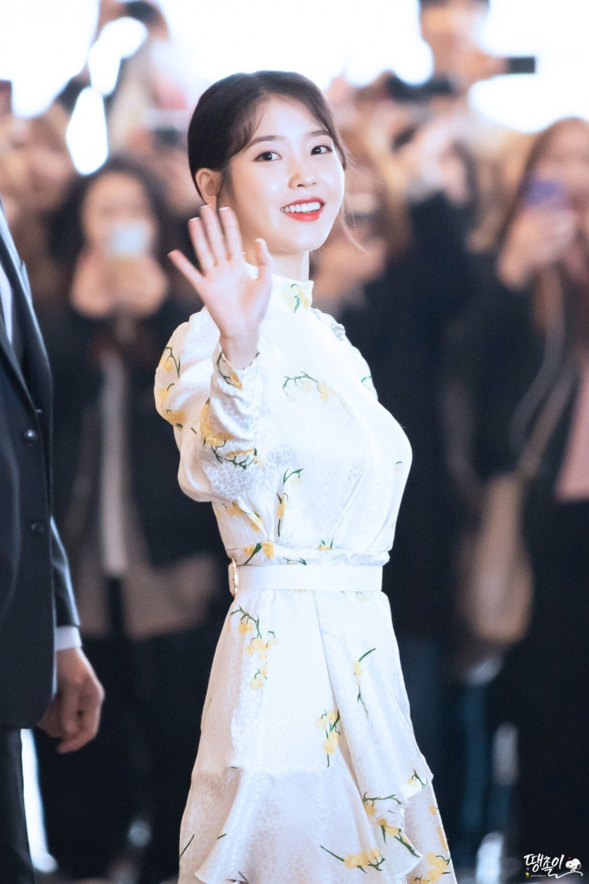 IU who turns around and says hello