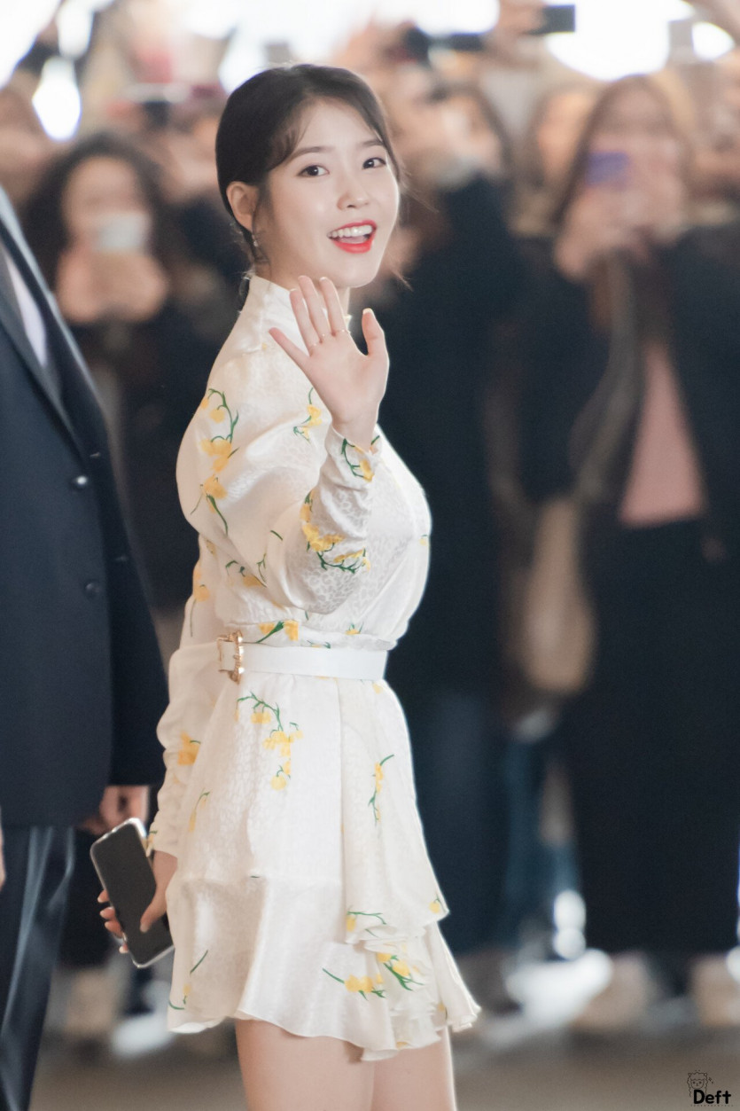 IU who turns around and says hello