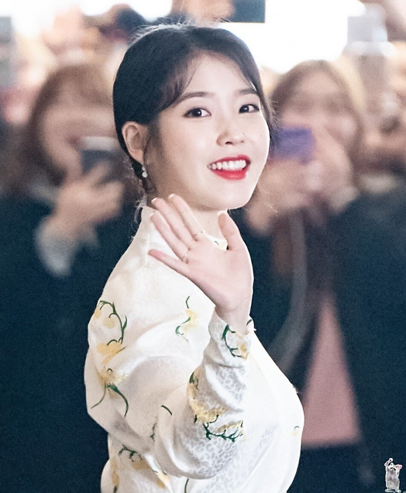 IU who turns around and says hello