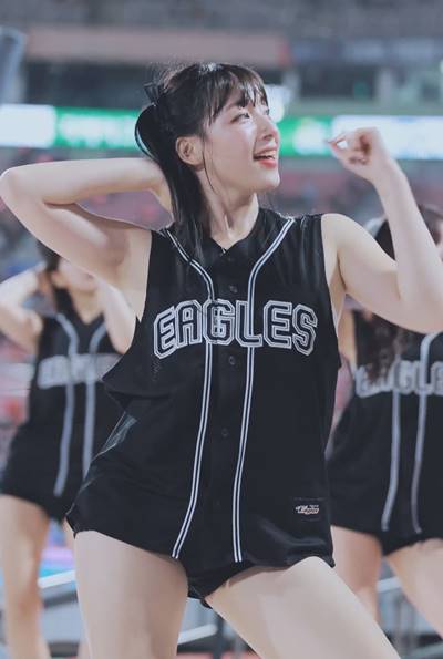 Cheerleader Ha Ji-won Loose sleeveless honey thighs