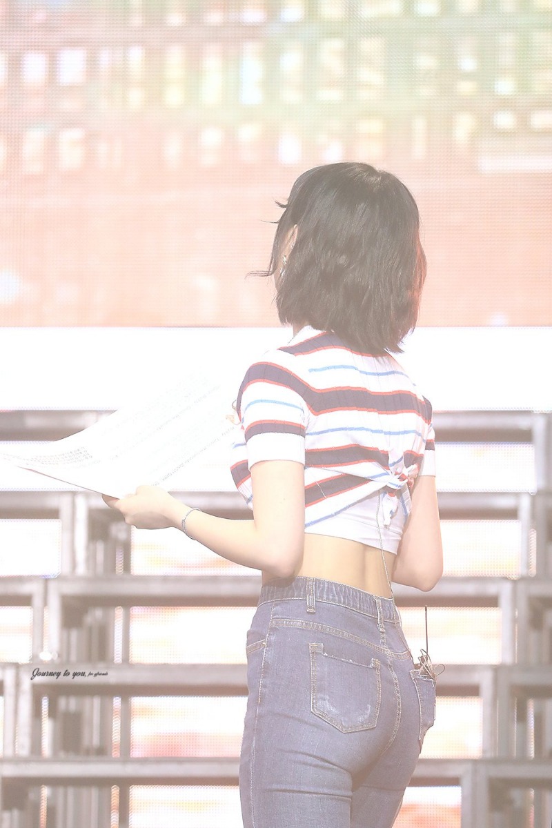 Eunha's jeans fit