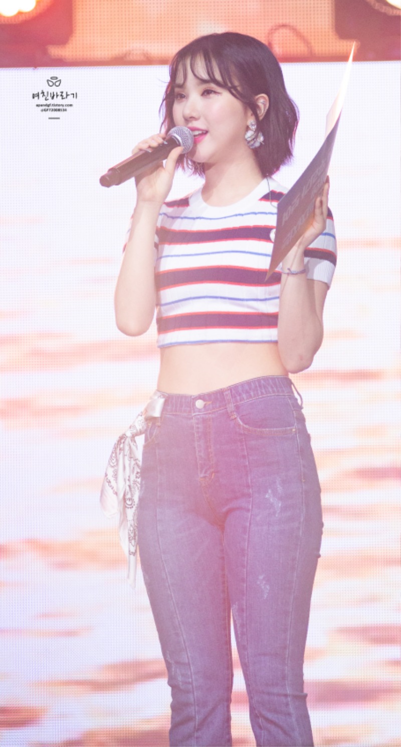 Eunha's jeans fit