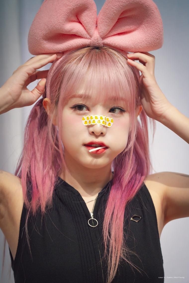 Sleeveless Choi Yena with a duck band on her nose