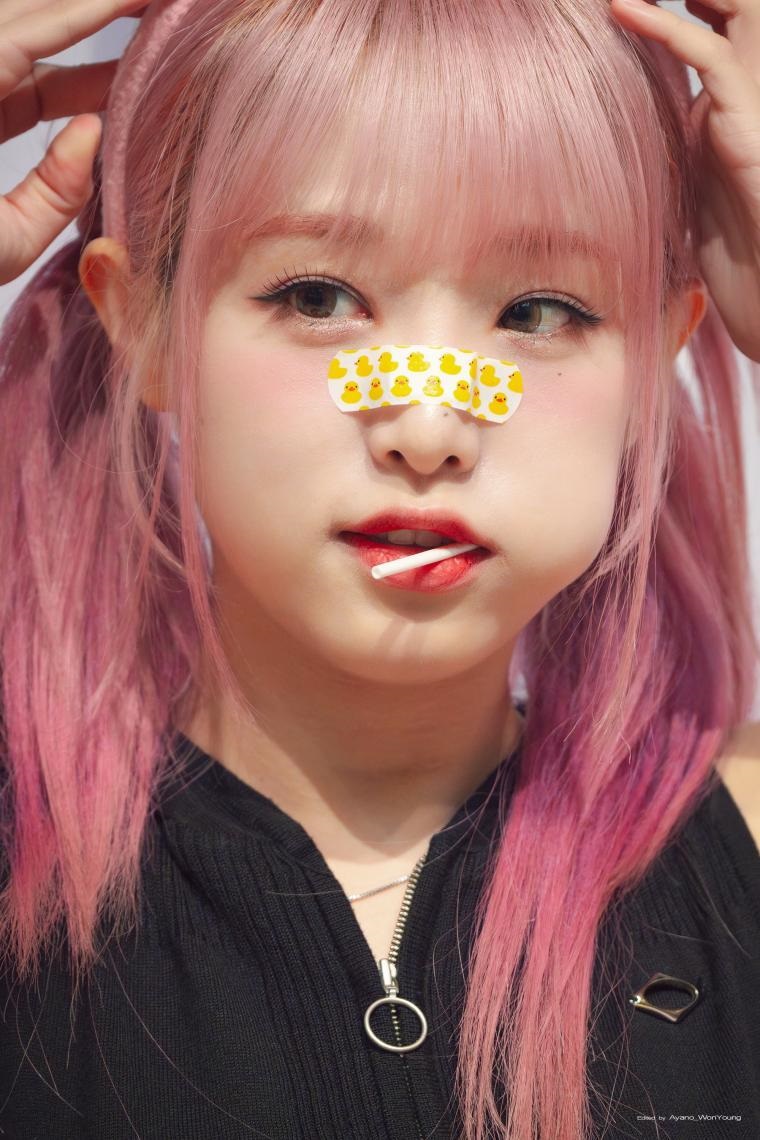 Sleeveless Choi Yena with a duck band on her nose