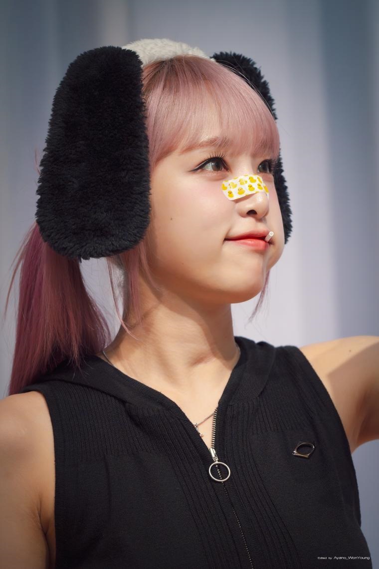 Sleeveless Choi Yena with a duck band on her nose