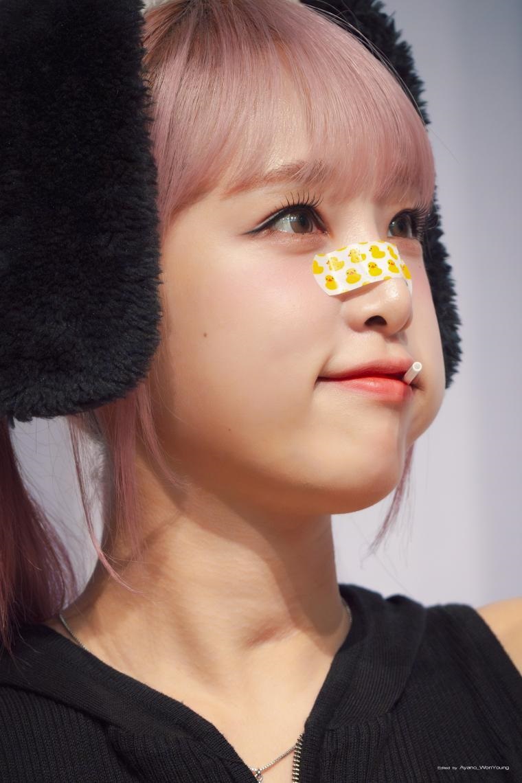 Sleeveless Choi Yena with a duck band on her nose