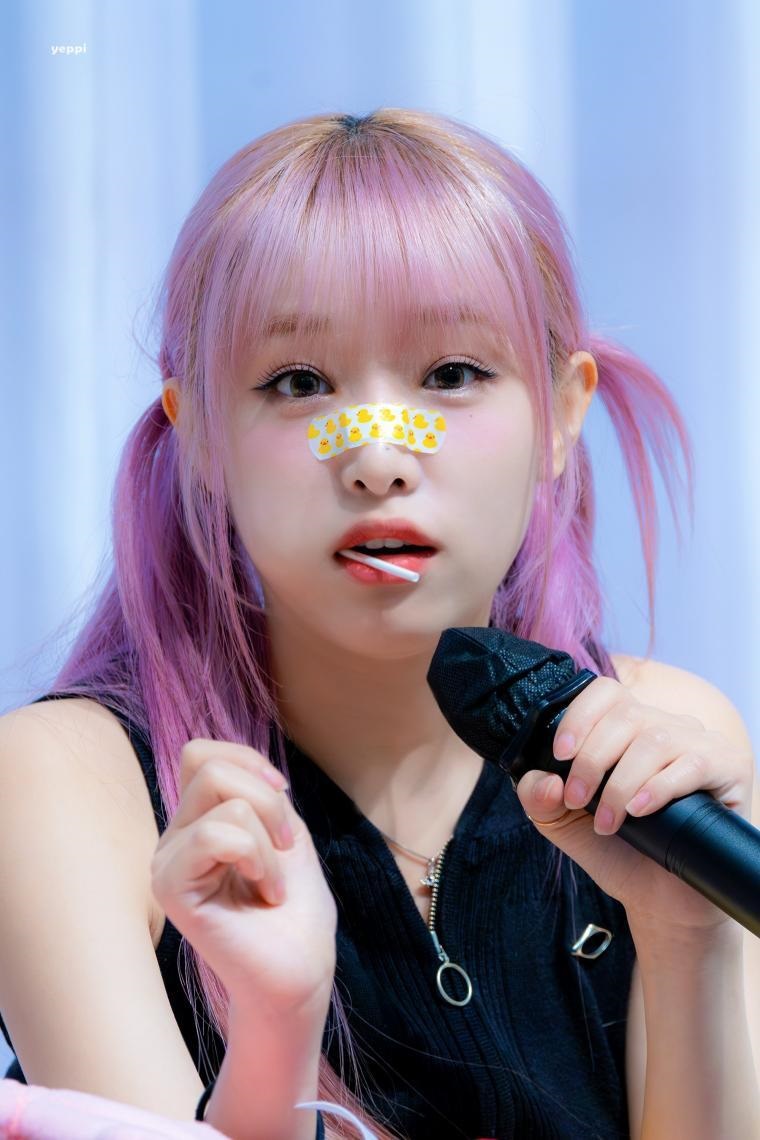 Sleeveless Choi Yena with a duck band on her nose