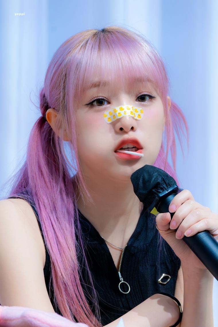 Sleeveless Choi Yena with a duck band on her nose