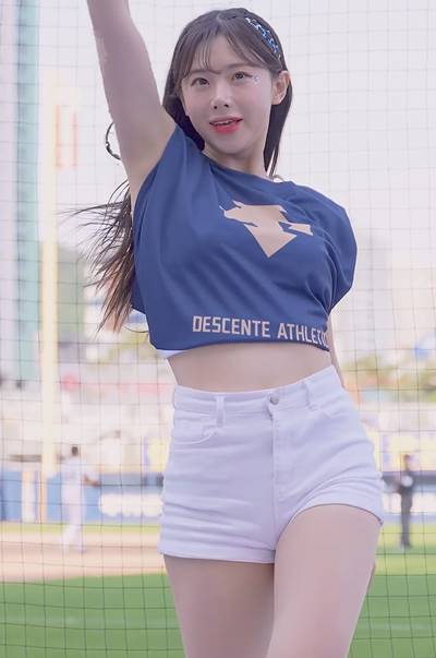 Kim Nayeon Cheerleader Loose sleeveless uniform White shorts