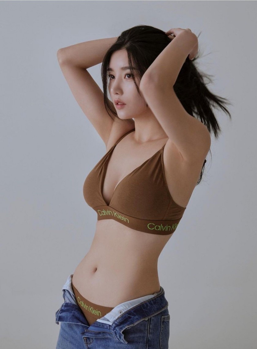 Kwon Eunbi's CK underwear pictorial