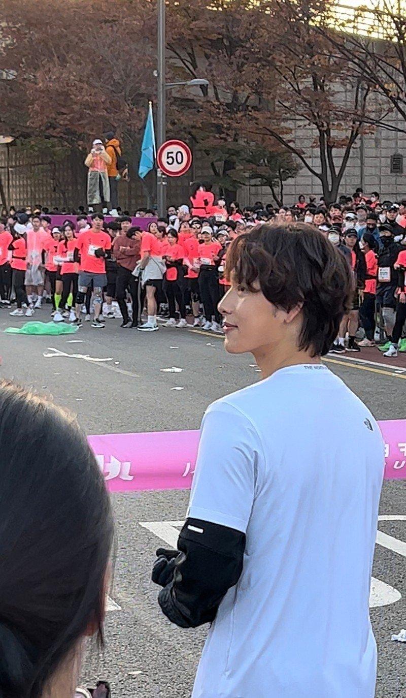 Real life review JPG left by ordinary people who participated in marathon with Im Si-wan Shaking