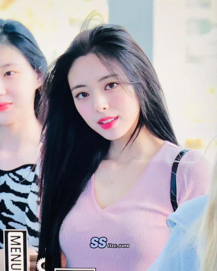 ITZY YUNA's pink T-shirt