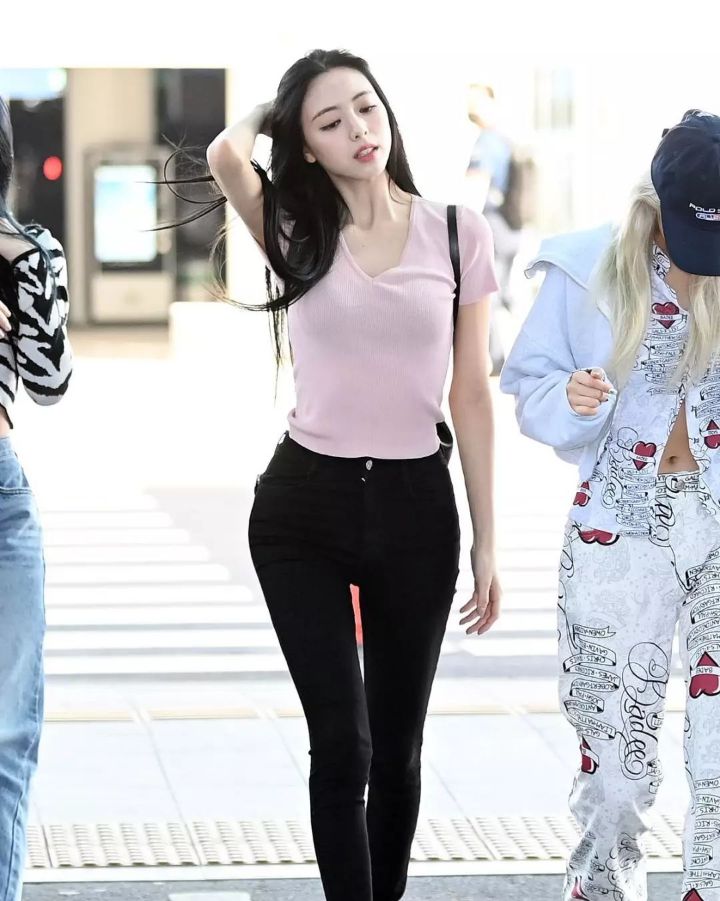 ITZY YUNA's pink T-shirt