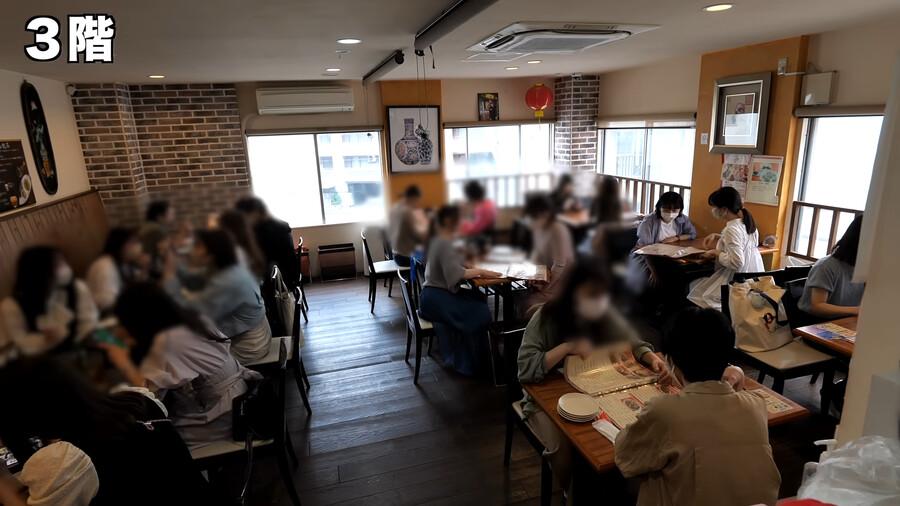 a Chinese restaurant where young Japanese women line up