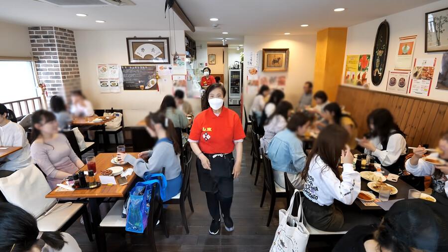 a Chinese restaurant where young Japanese women line up